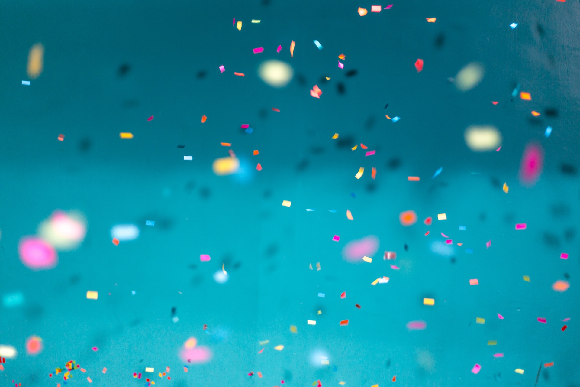 Confeti y papelillos celebrando