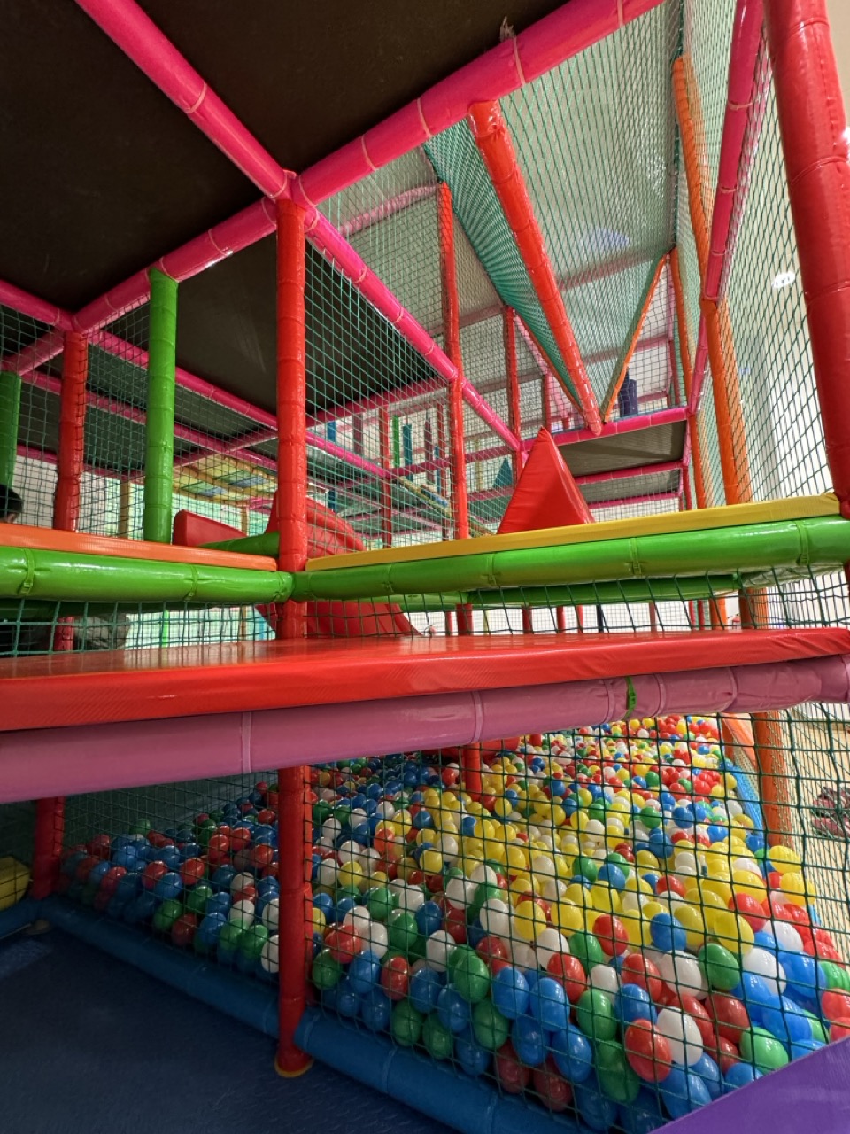 Parque de bolas multicolor